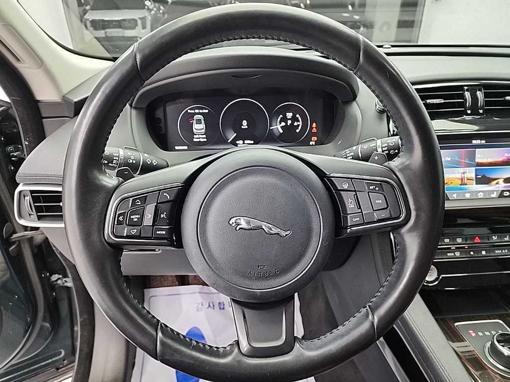 재규어 F-PACE 20d 포트폴리오 이미지 10