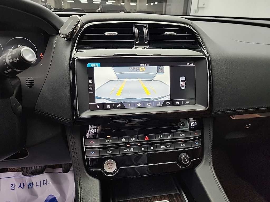 재규어 F-PACE 20d 포트폴리오 이미지 11