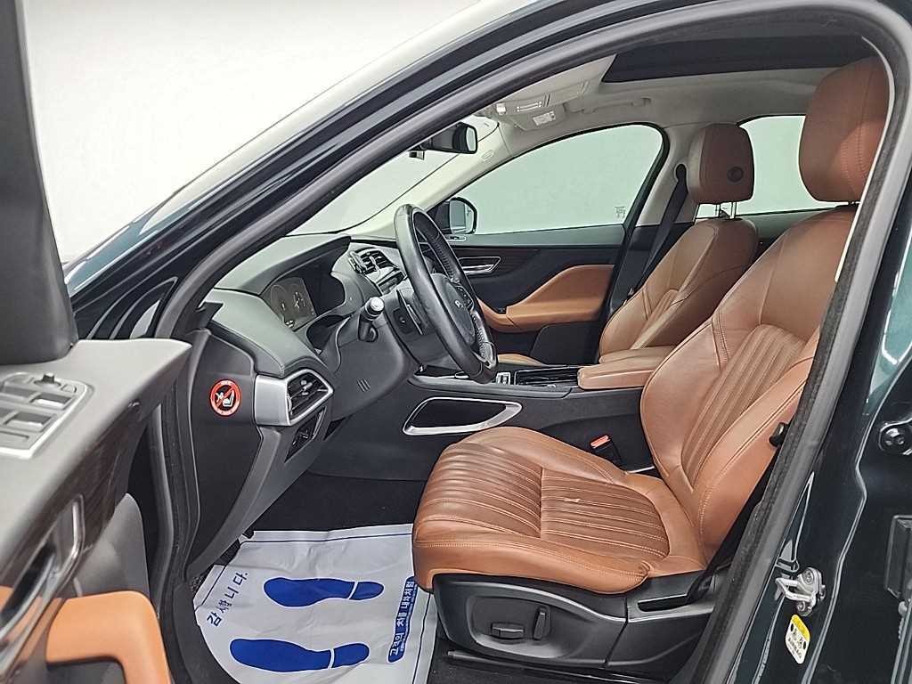 재규어 F-PACE 20d 포트폴리오 이미지 12