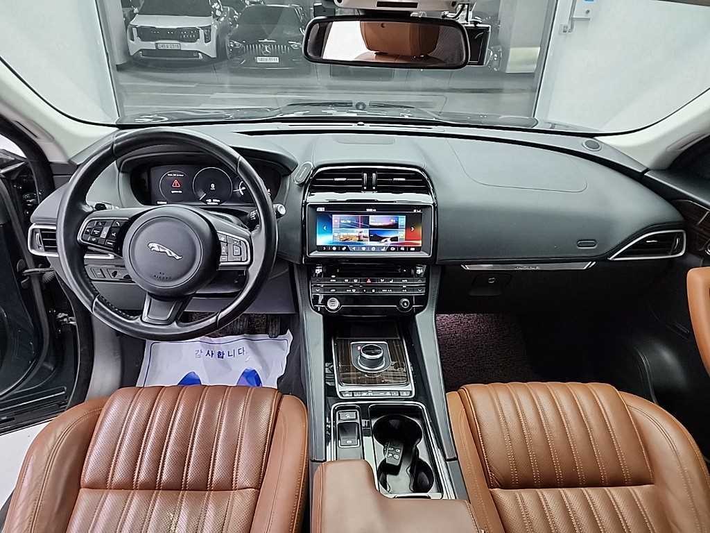 재규어 F-PACE 20d 포트폴리오 이미지 8