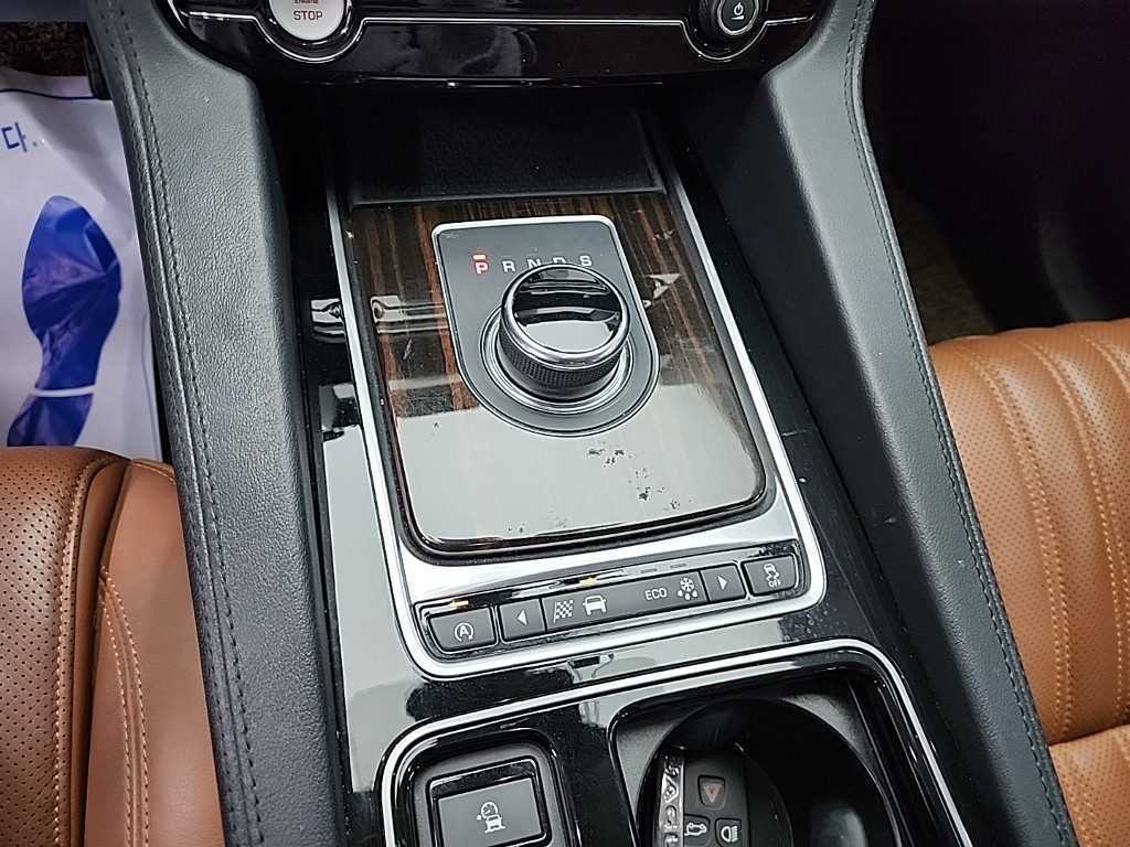 재규어 F-PACE 20d 포트폴리오 이미지 9