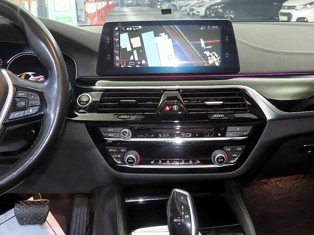 BMW 5시리즈 5시리즈 (G30) 520i 럭셔리 이미지 11