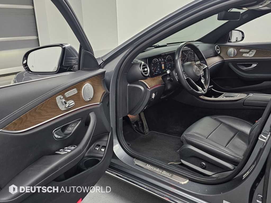 벤츠 E 클래스 E-클래스 W213 E300e 4MATIC 익스클루시브 이미지 11
