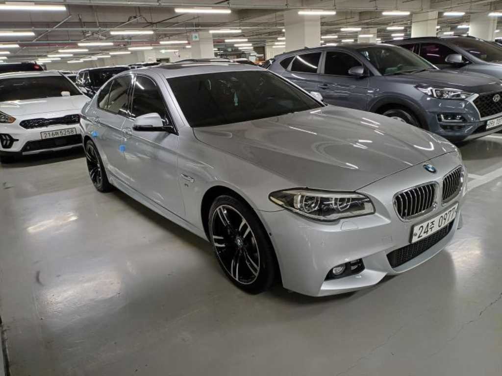 BMW 5시리즈 5시리즈 (F10) 520d xDrive M 에어로다이나믹 이미지 3