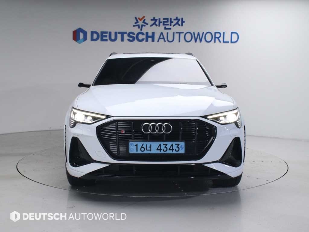 아우디 e-트론 S 이미지 3