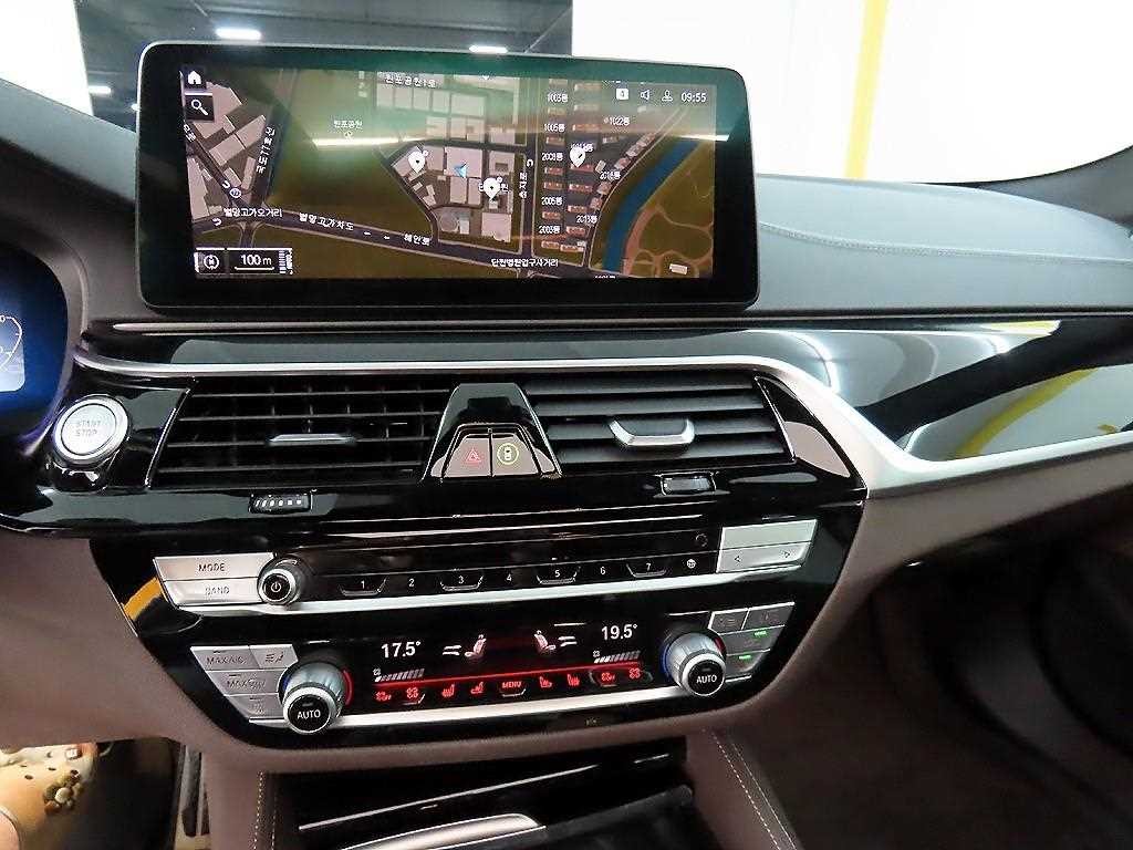 BMW 5시리즈 5시리즈 (G30) 530e M 스포츠 이미지 13