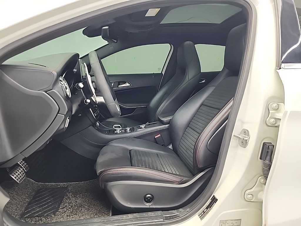 벤츠 GLA 클래스 GLA클래스 X156 GLA45 AMG 4MATIC 이미지 12