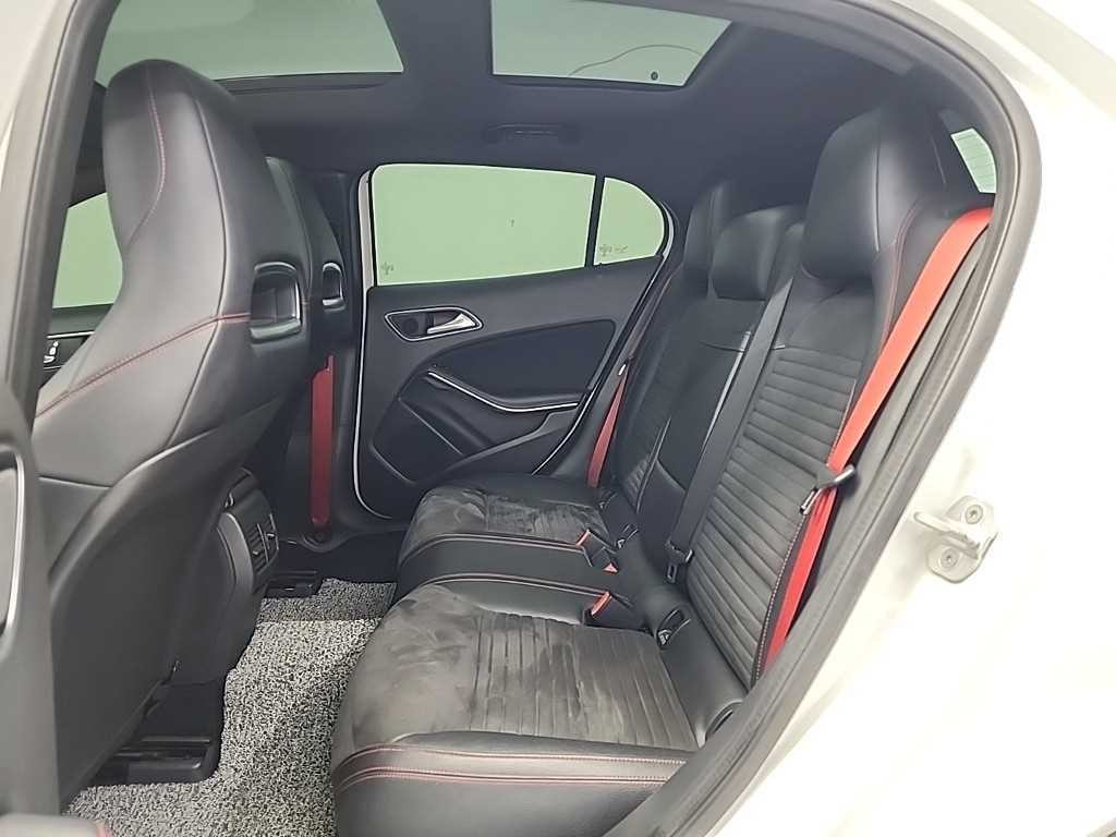 벤츠 GLA 클래스 GLA클래스 X156 GLA45 AMG 4MATIC 이미지 13