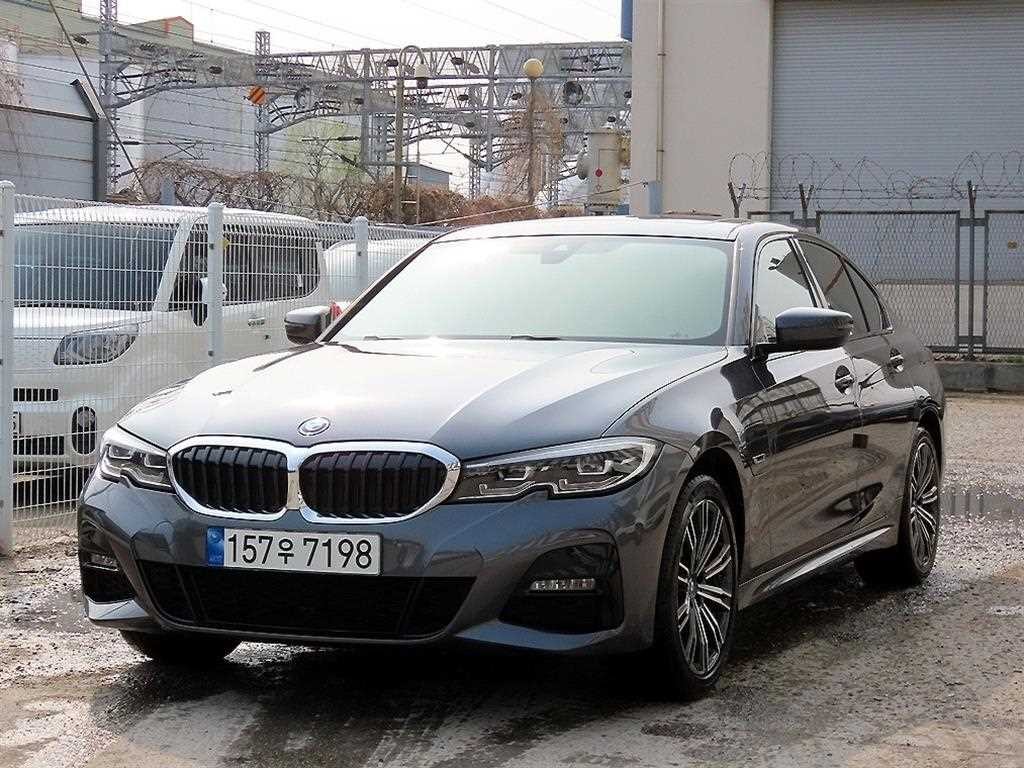 BMW 3시리즈 3시리즈 (G20) 320e M 스포츠 이미지 2