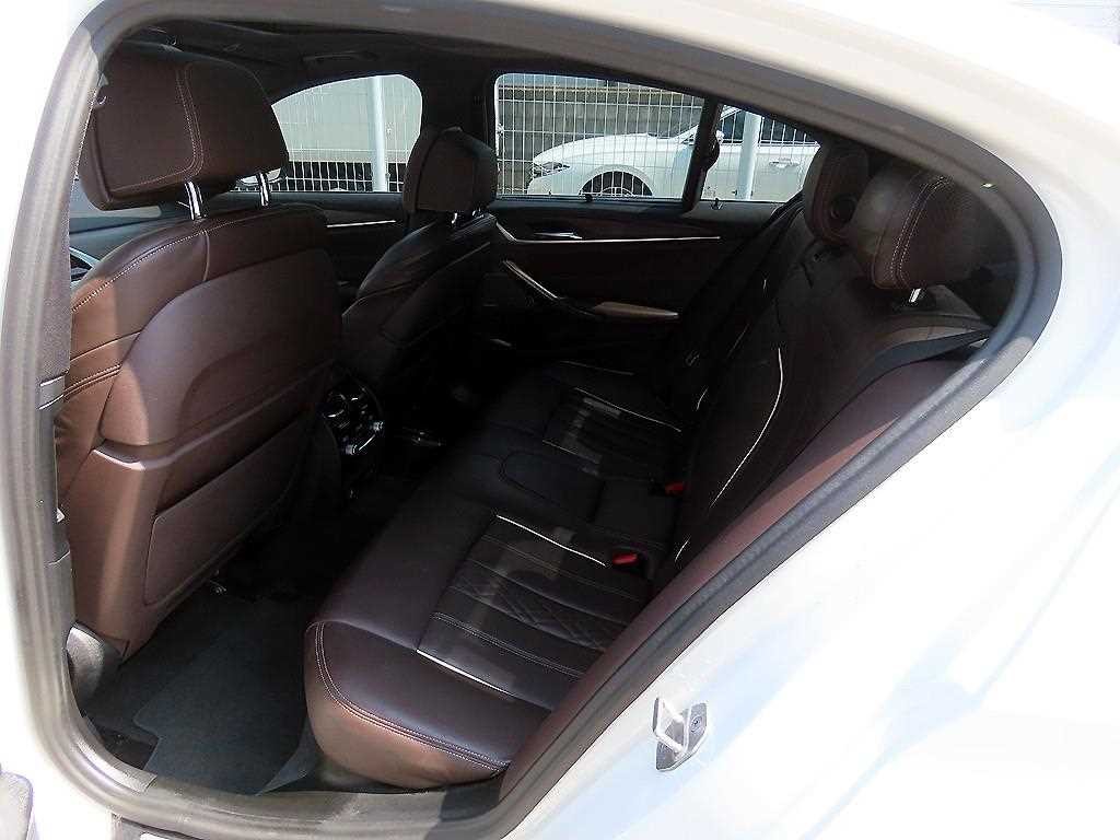 BMW 5시리즈 5시리즈 (G30) 520d M 스포츠 플러스 이미지 6