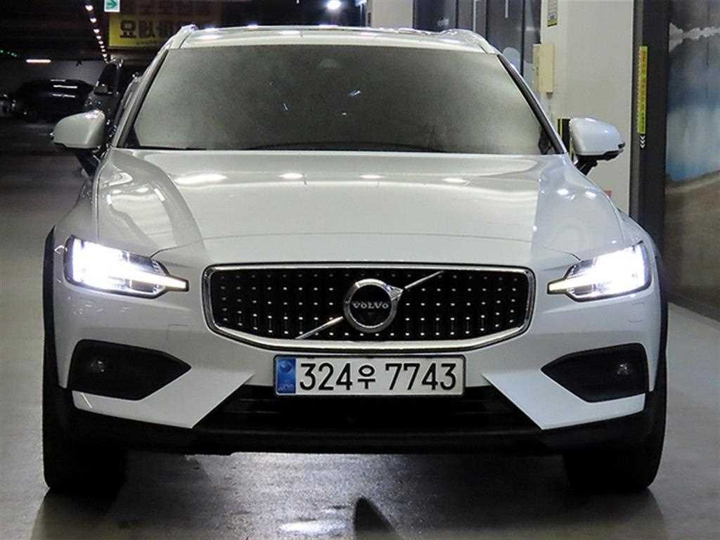 볼보 V60 V60 크로스 컨트리 2세대 2.0 B5 프로 AWD 이미지 2