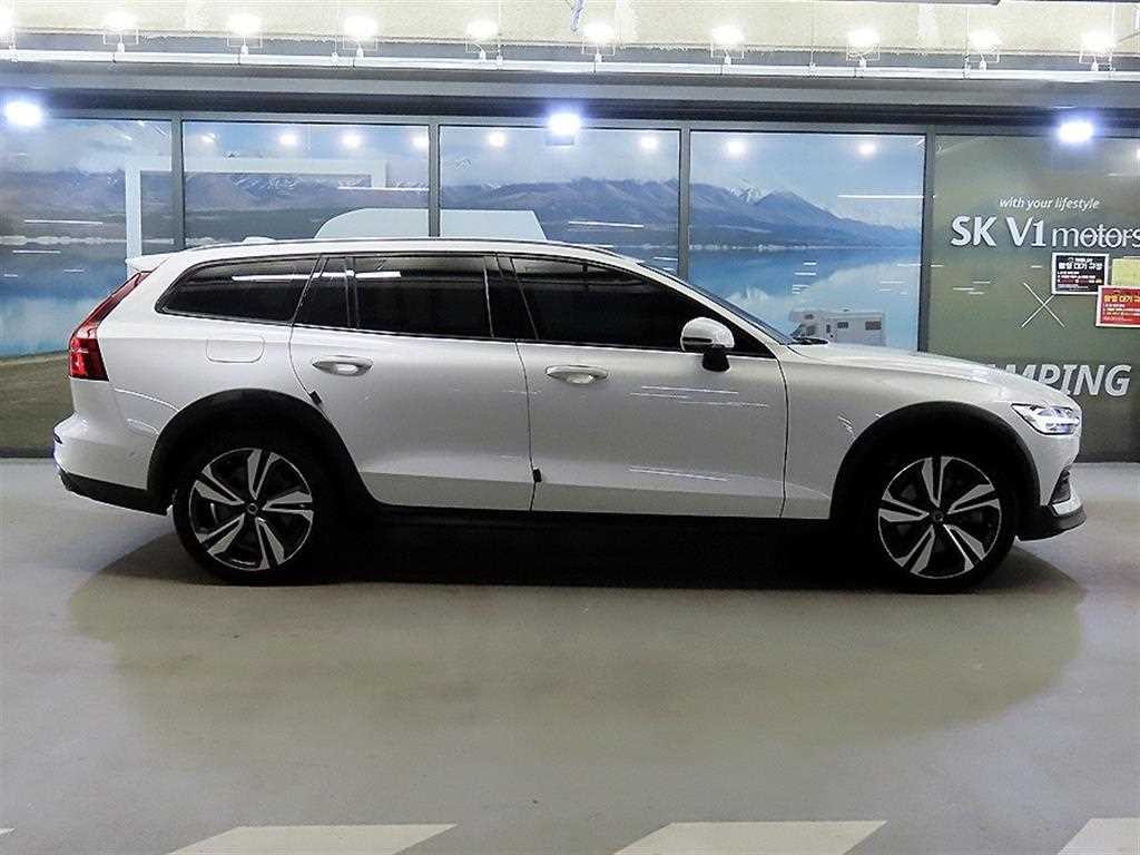 볼보 V60 V60 크로스 컨트리 2세대 2.0 B5 프로 AWD 이미지 3