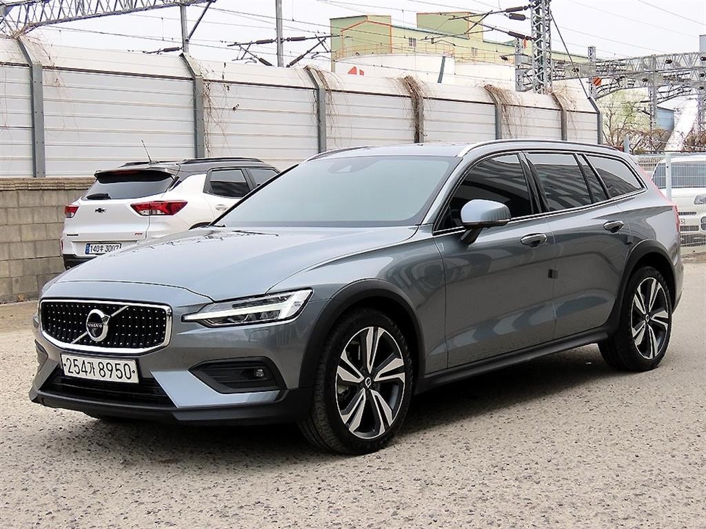 볼보 V60 V60 크로스 컨트리 2세대 2.0 T5 프로 AWD 이미지 2