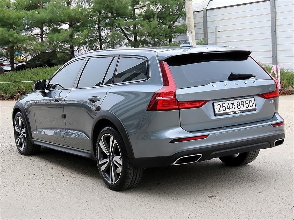 볼보 V60 V60 크로스 컨트리 2세대 2.0 T5 프로 AWD 이미지 3
