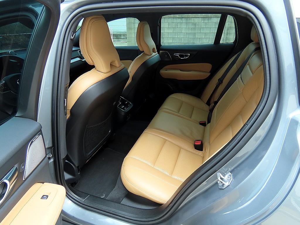 볼보 V60 V60 크로스 컨트리 2세대 2.0 T5 프로 AWD 이미지 6