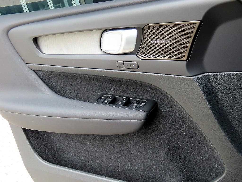 볼보 XC40 B4 AWD 인스크립션 이미지 11