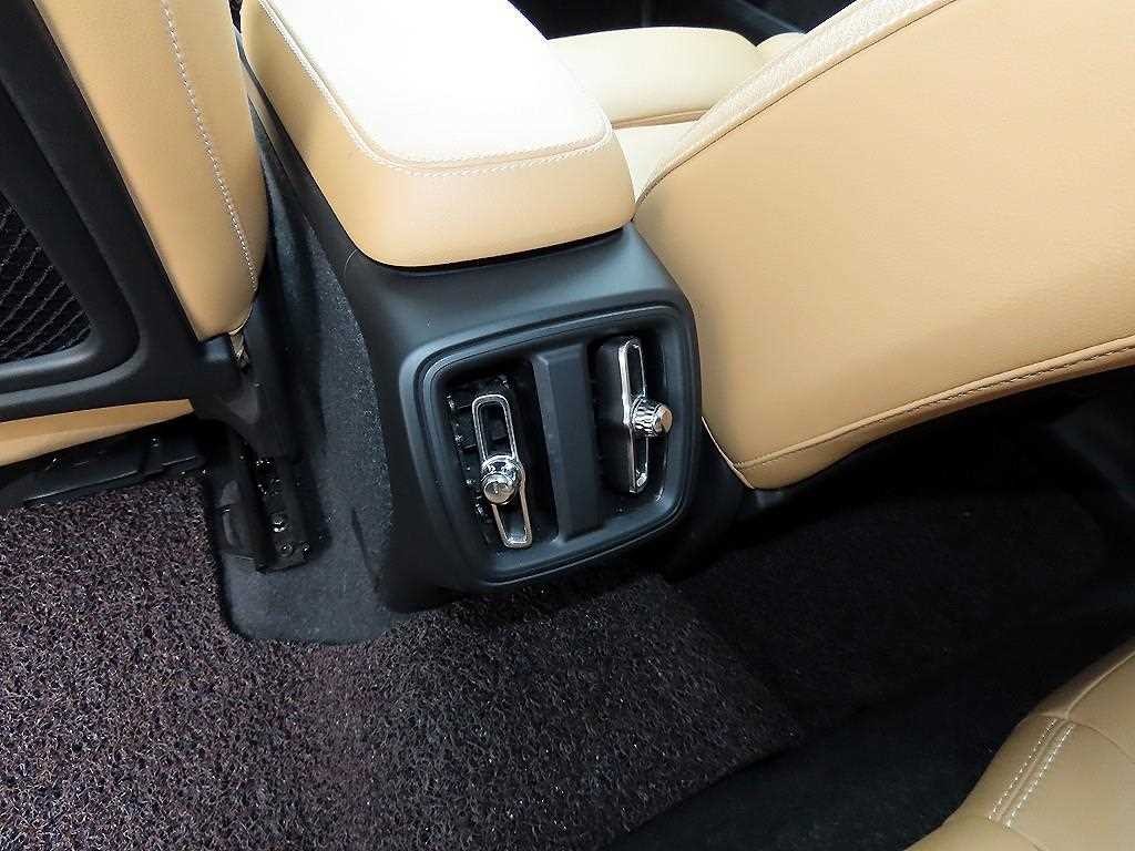 볼보 XC40 B4 AWD 인스크립션 이미지 15