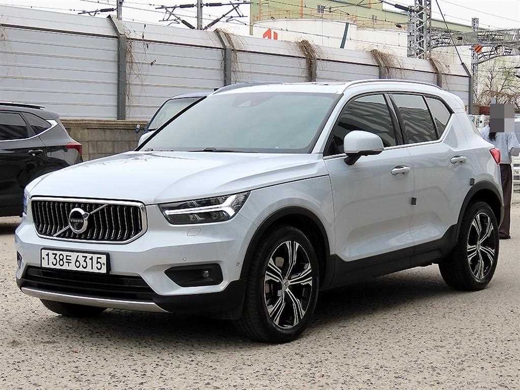 볼보 XC40 B4 AWD 인스크립션 이미지 2