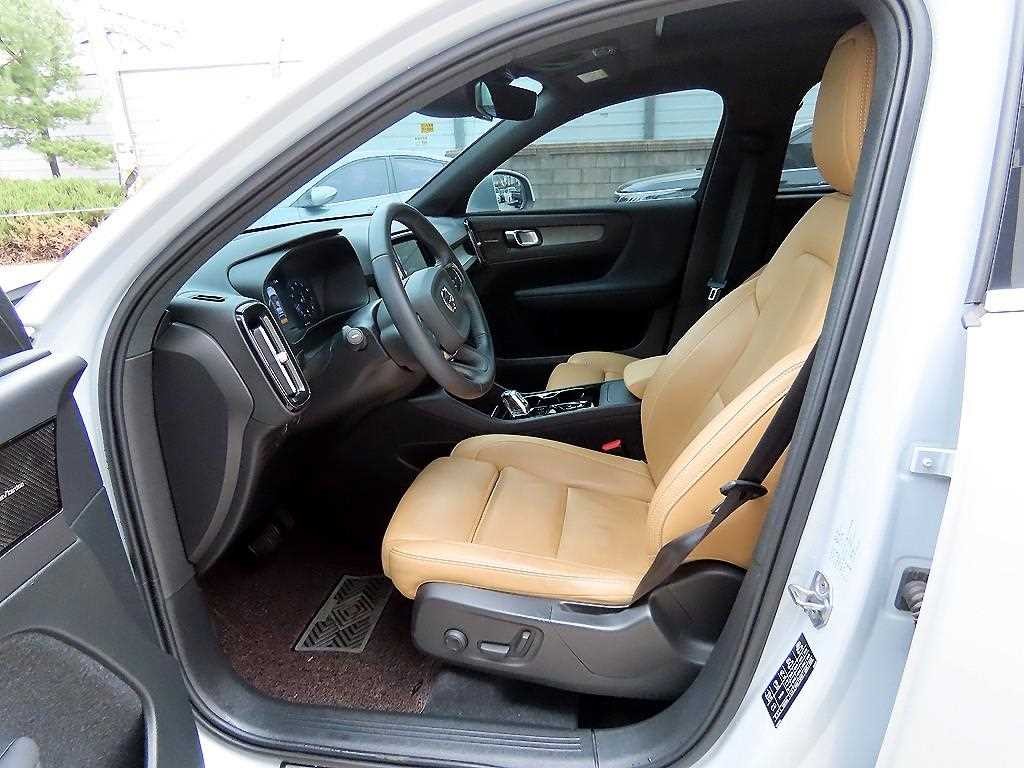 볼보 XC40 B4 AWD 인스크립션 이미지 5