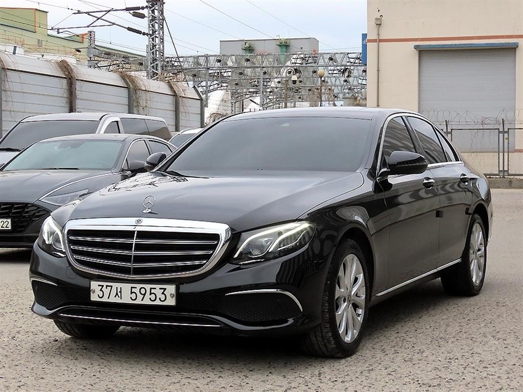 벤츠 E 클래스 E-클래스 W213 E220d 4MATIC 익스클루시브 이미지 2