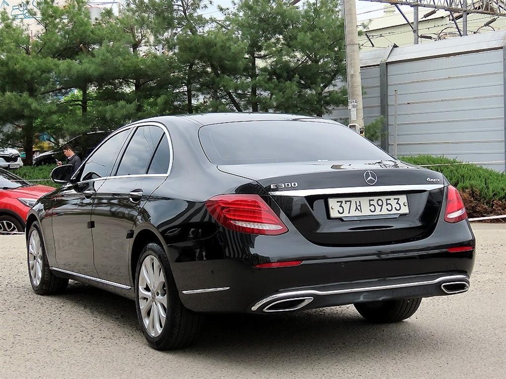 벤츠 E 클래스 E-클래스 W213 E220d 4MATIC 익스클루시브 이미지 3