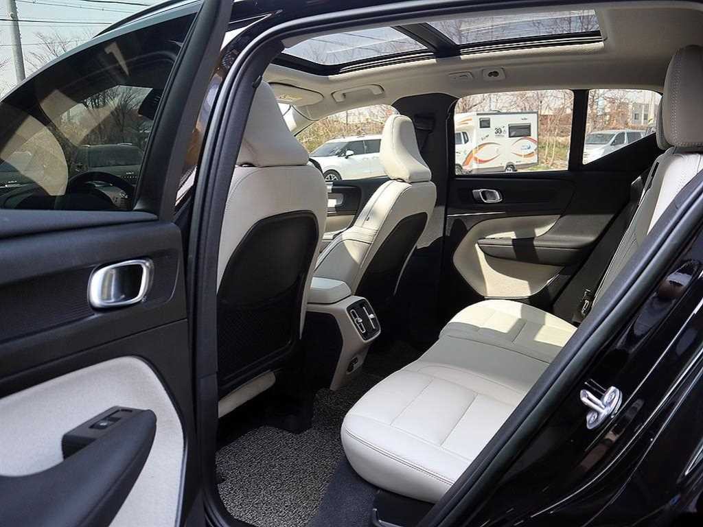 볼보 XC40 B4 AWD 얼티메이트 브라이트 이미지 7