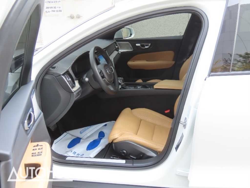 볼보 V60 V60 크로스 컨트리 2세대 2.0 T5 프로 AWD 이미지 14
