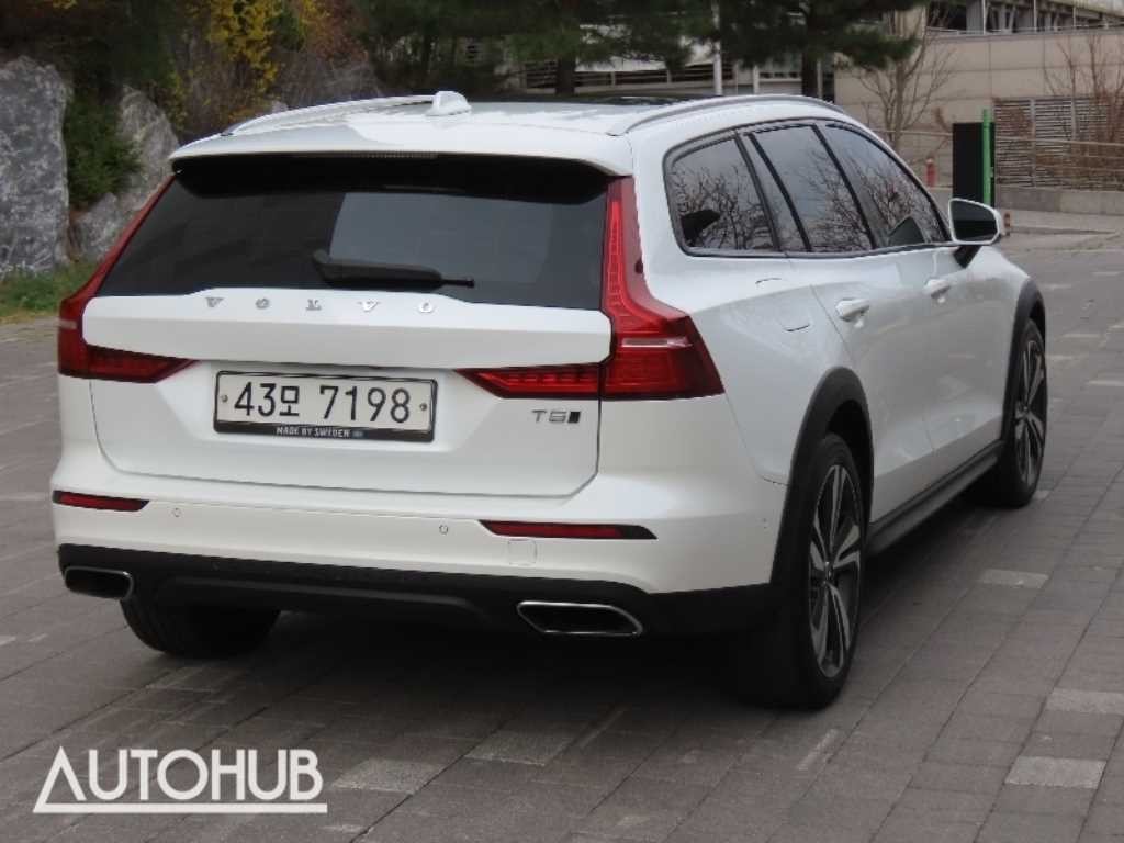 볼보 V60 V60 크로스 컨트리 2세대 2.0 T5 프로 AWD 이미지 3