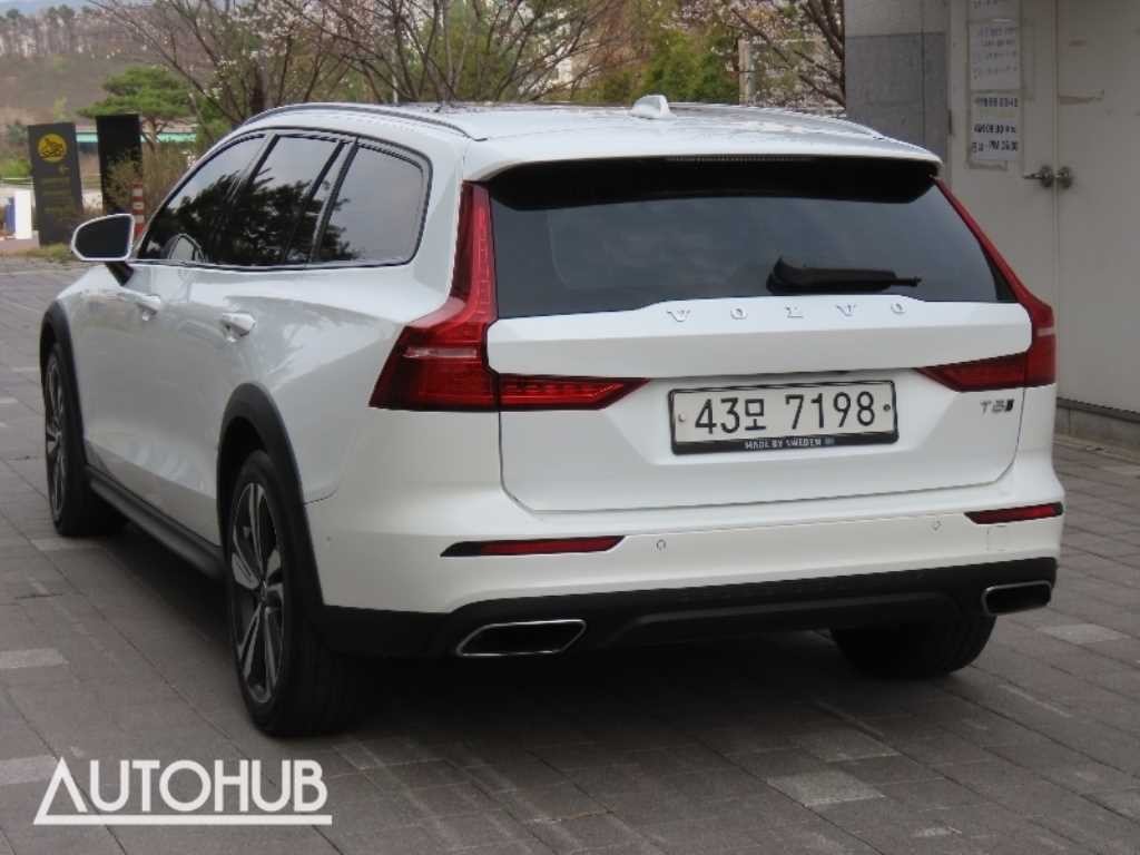 볼보 V60 V60 크로스 컨트리 2세대 2.0 T5 프로 AWD 이미지 4