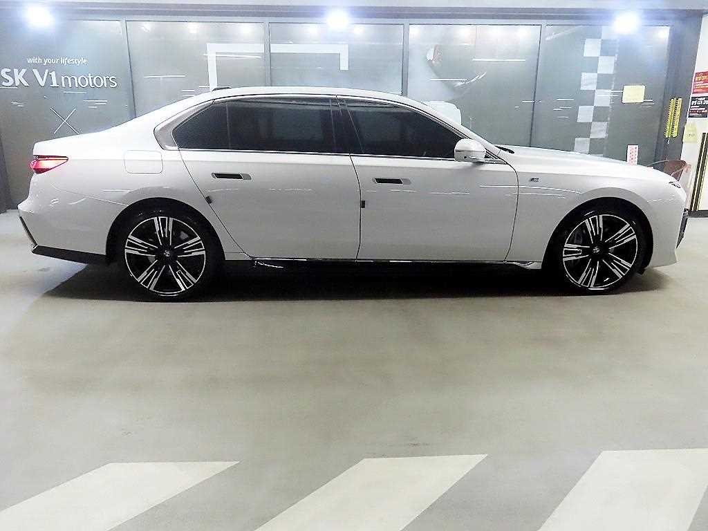 BMW 7시리즈 7시리즈 (G70) 750e xDrive M 스포츠 이미지 3