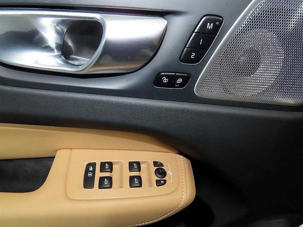 볼보 XC60 XC60(2세대) B6 AWD 얼티메이트 브라이트 이미지 13