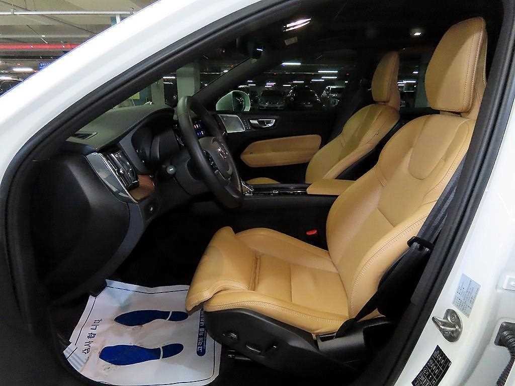 볼보 XC60 XC60(2세대) B6 AWD 얼티메이트 브라이트 이미지 6