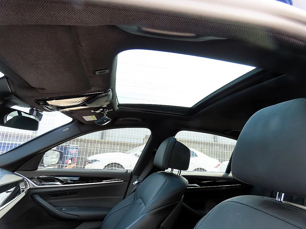 BMW 5시리즈 5시리즈 (G30) 530e M 스포츠 이미지 16