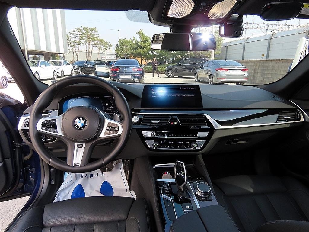 BMW 5시리즈 5시리즈 (G30) 530e M 스포츠 이미지 7