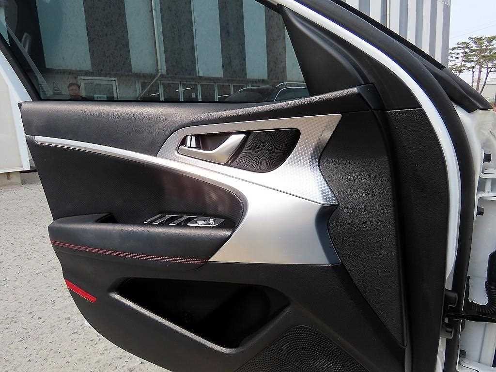 제네시스 G70 더 뉴 G70 가솔린 2.0T 2WD 스포츠 패키지 이미지 12