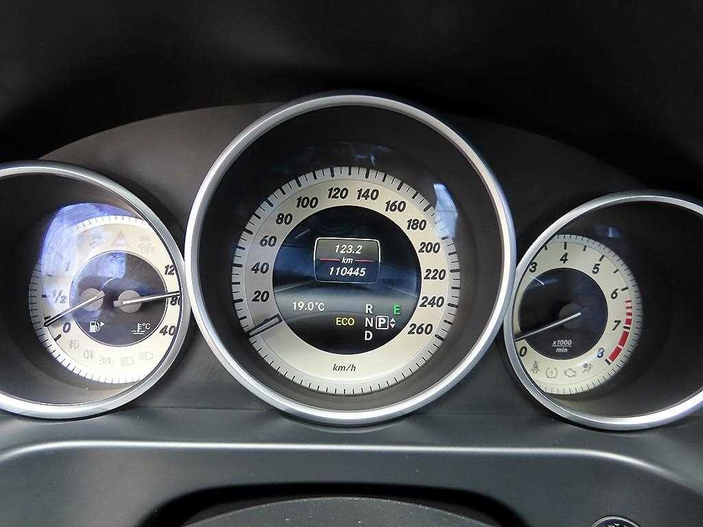 벤츠 E 클래스 E-클래스 W212 E300 4MATIC 아방가르드 이미지 9