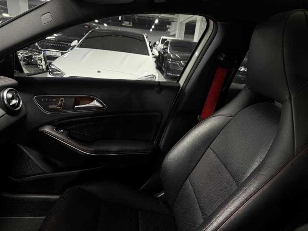 벤츠 GLA 클래스 GLA클래스 X156 GLA45 AMG 4MATIC 이미지 15