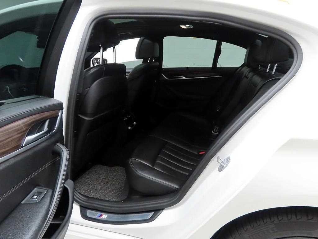 BMW 5시리즈 5시리즈 (G30) 520d xDrive M 스포츠 플러스 이미지 12