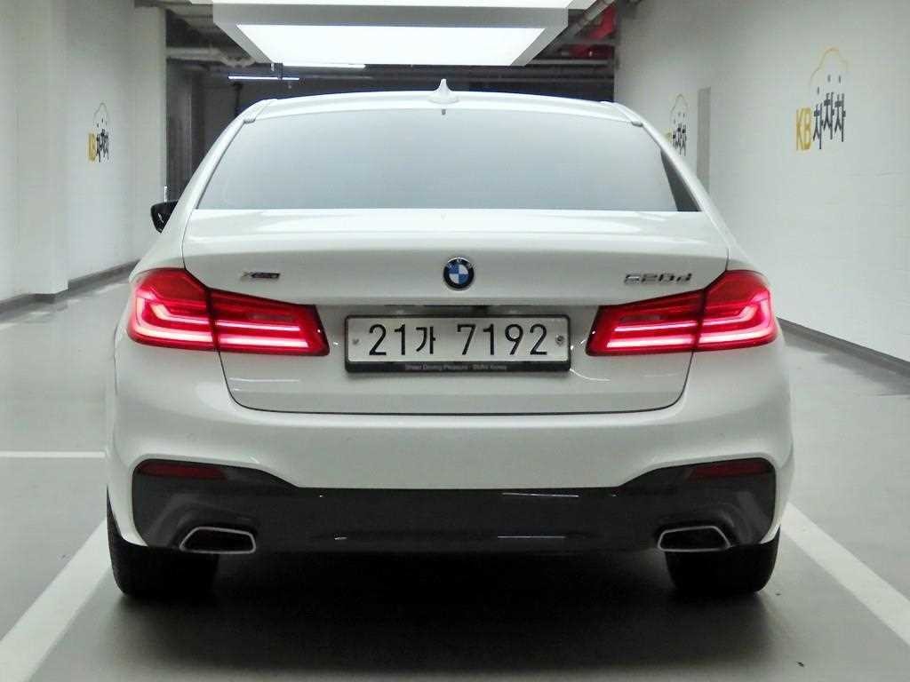 BMW 5시리즈 5시리즈 (G30) 520d xDrive M 스포츠 플러스 이미지 3