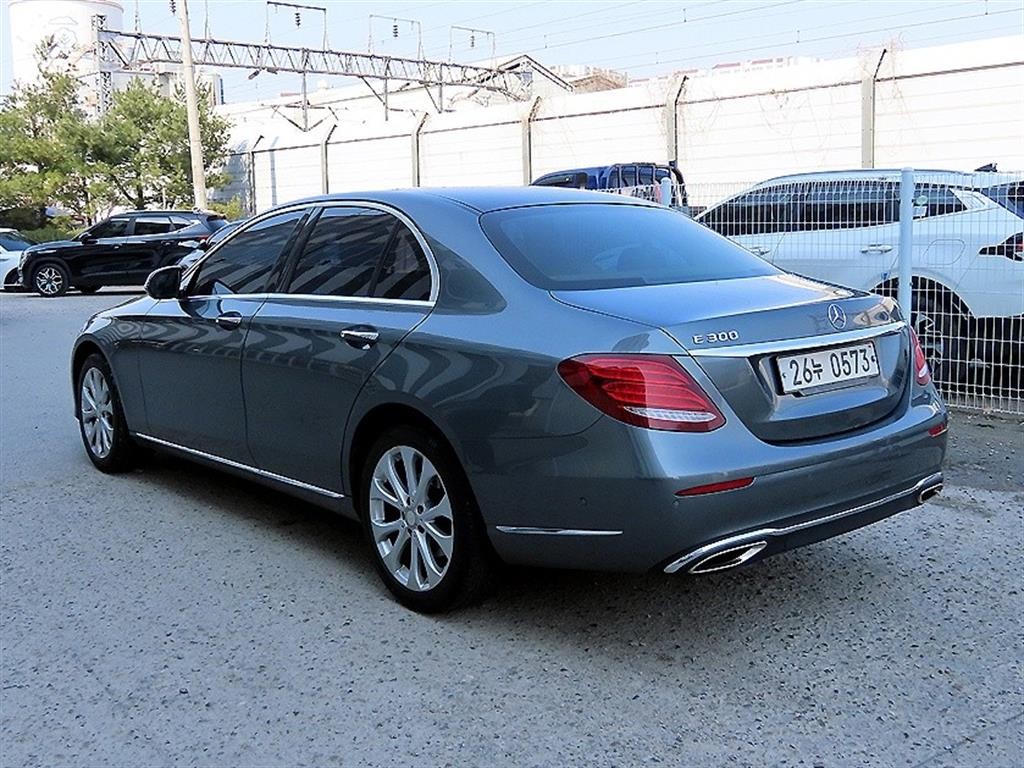 벤츠 E 클래스 E-클래스 W213 E300 익스클루시브 이미지 3