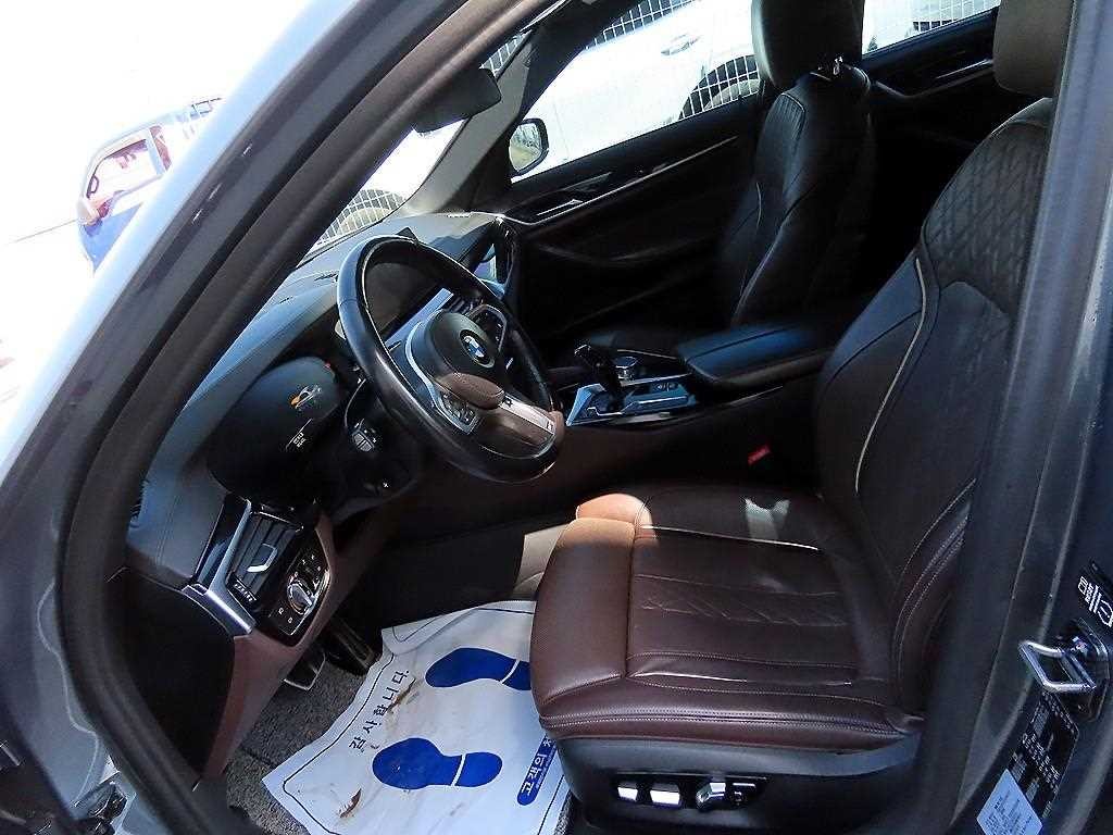 BMW 5시리즈 5시리즈 (G30) 530i M 스포츠 플러스 이미지 5