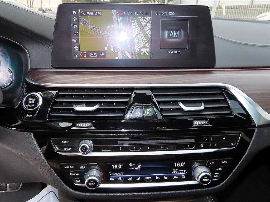 BMW 5시리즈 5시리즈 (G30) 520d xDrive M 스포츠 플러스 이미지 13