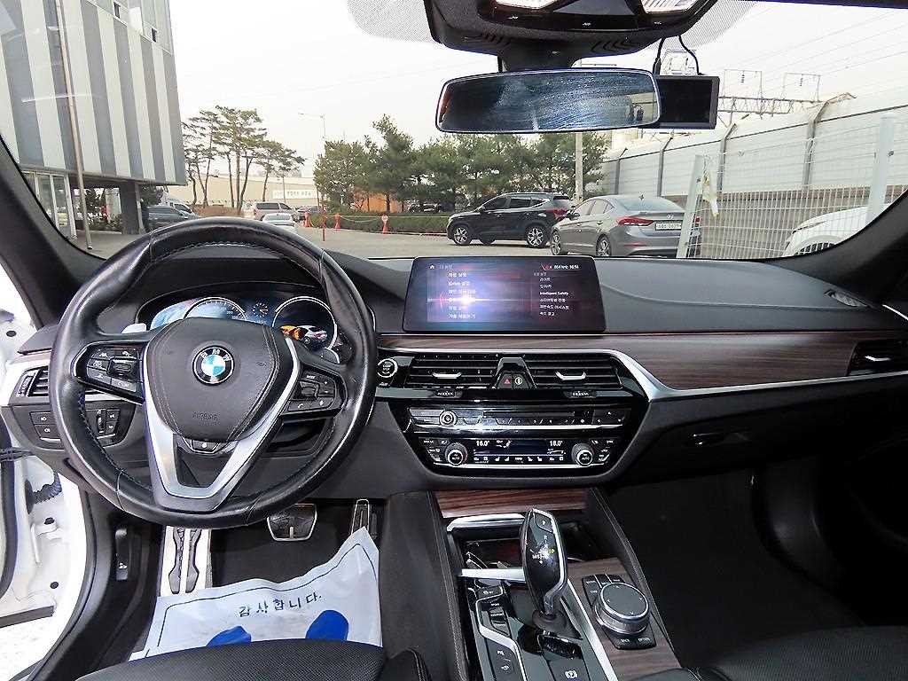 BMW 5시리즈 5시리즈 (G30) 520d xDrive M 스포츠 플러스 이미지 7