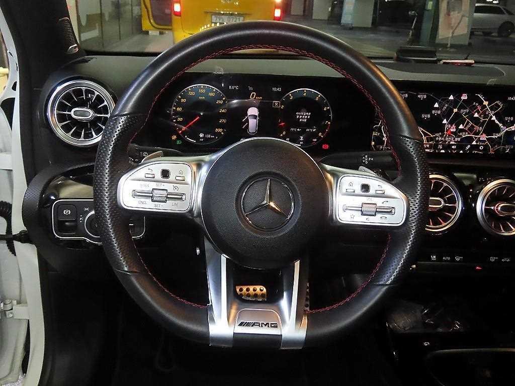 벤츠 A 클래스 A클래스 W177 AMG A45 4MATIC+ 해치백 이미지 8