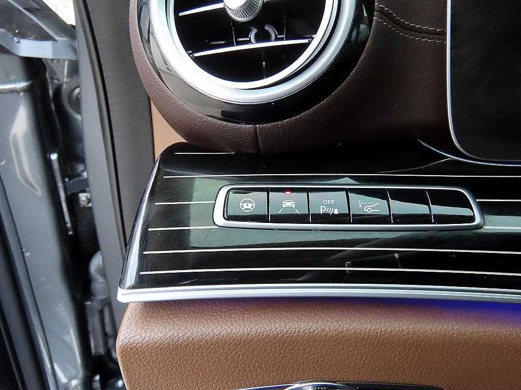 벤츠 E 클래스 E-클래스 W213 E400 4MATIC 익스클루시브 이미지 12