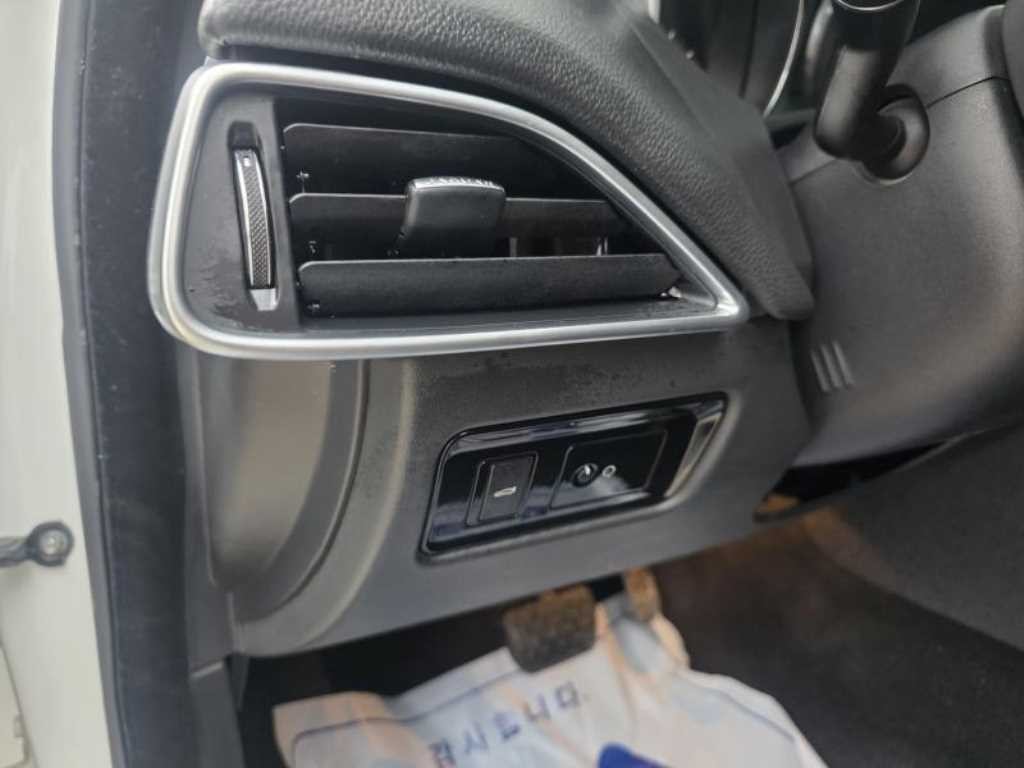 재규어 XE 2.0D 프레스티지 AWD 이미지 12