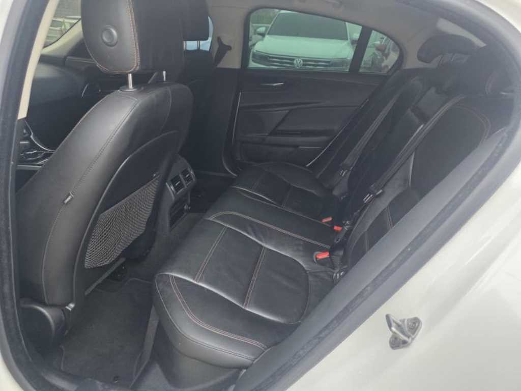 재규어 XE 2.0D 프레스티지 AWD 이미지 6