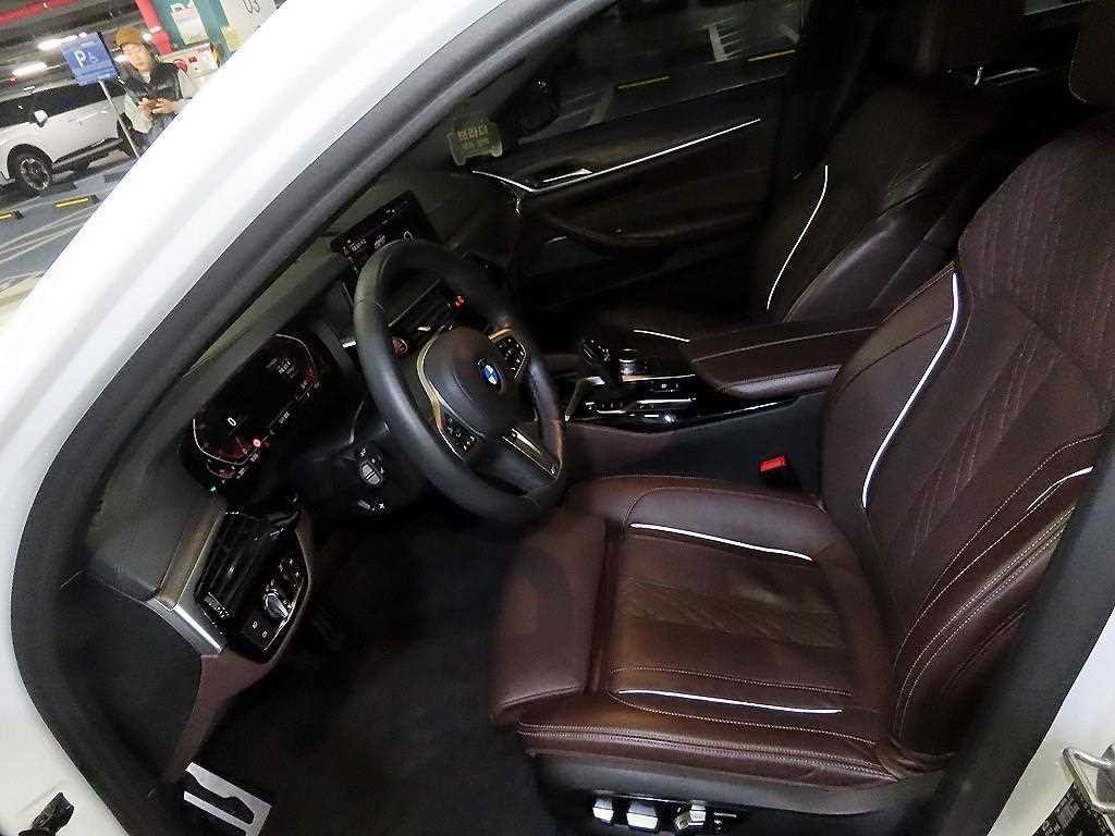 BMW 5시리즈 5시리즈 (G30) 530i M 스포츠 플러스 이미지 6