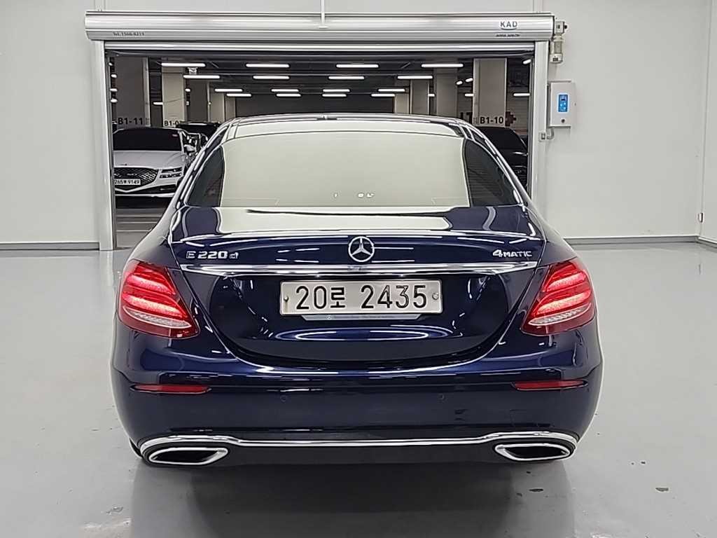 벤츠 E 클래스 E-클래스 W213 E220d 4MATIC 아방가르드 이미지 4