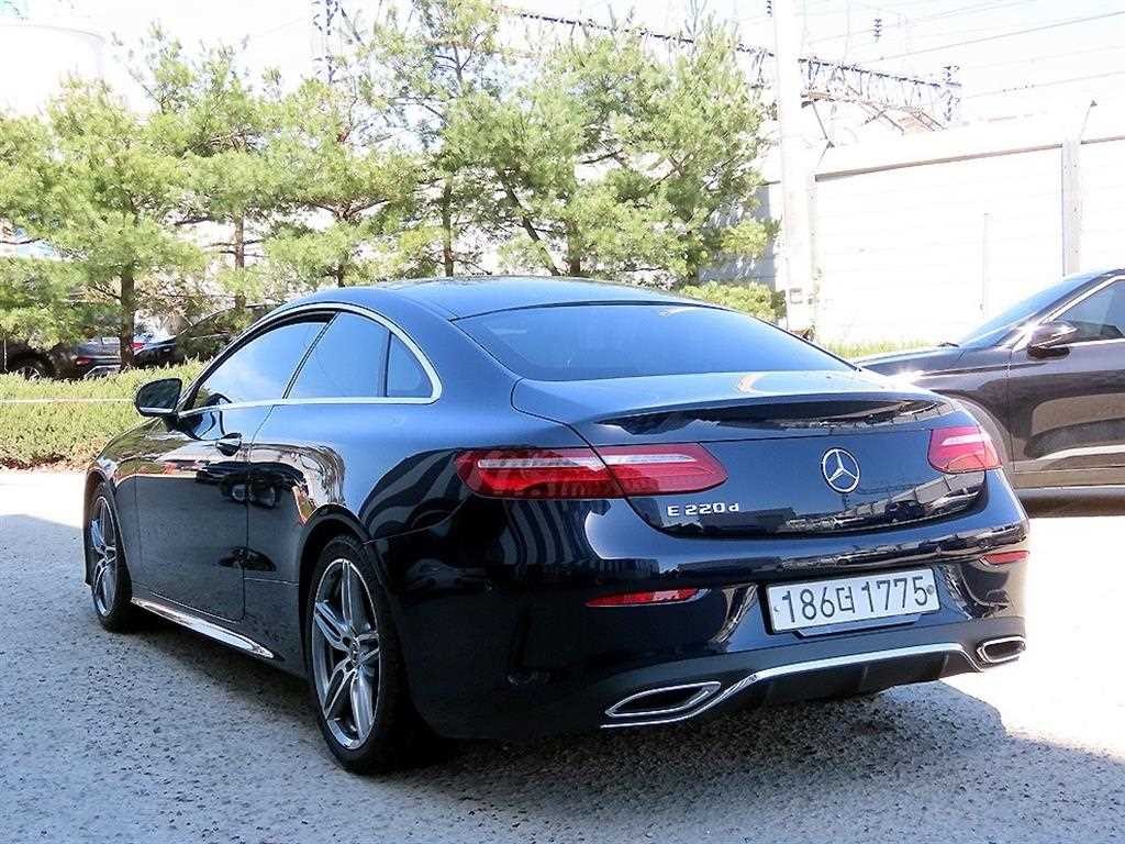 벤츠 E 클래스 E-클래스 W213 E220d 쿠페 이미지 3